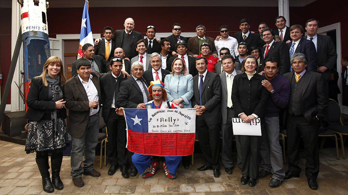 Chilen presidentti Sebastian Piñera poseerasi San Josén kaivoksesta pelastettujen kaivosmiesten ja heidän sukulaistensa kanssa.