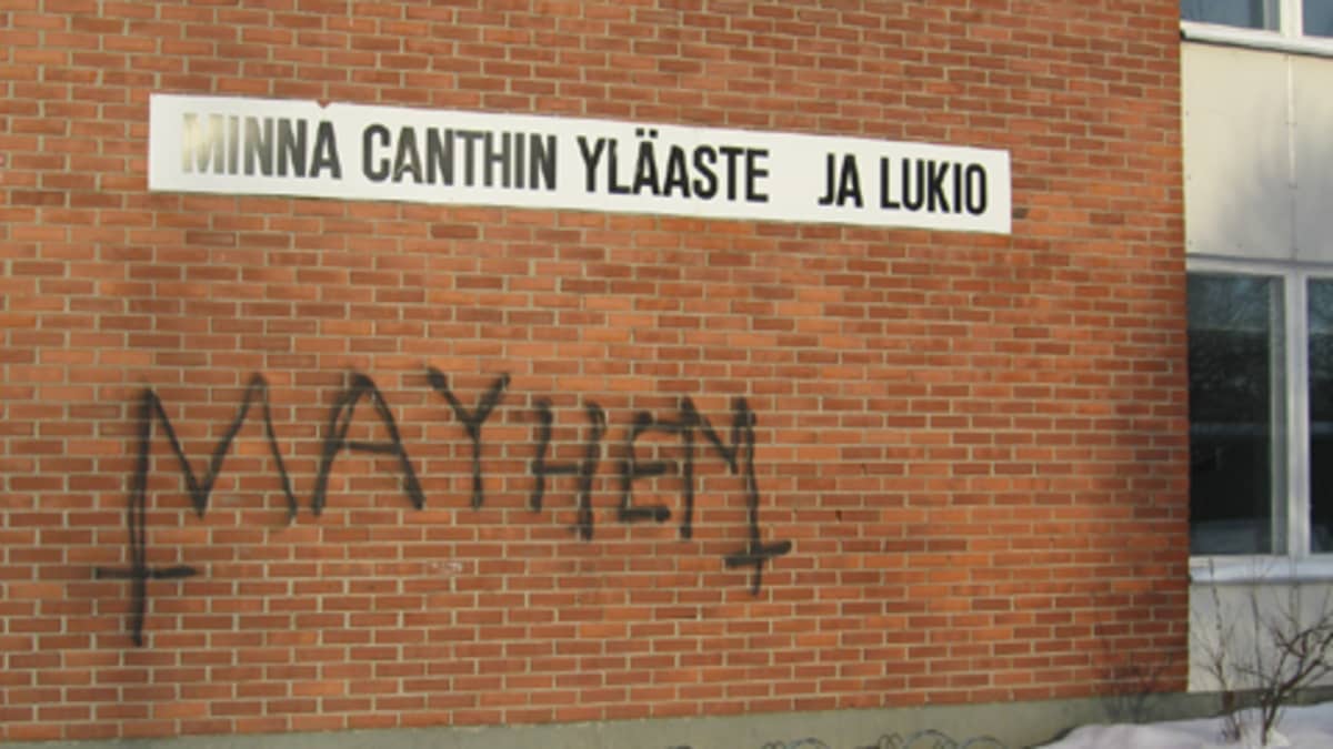 Töhritty koulun seinä Kuopiossa.