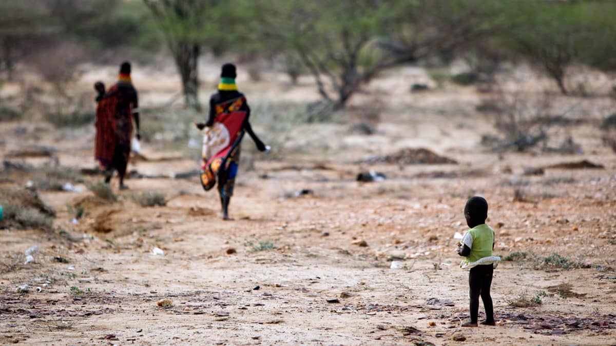 Turkana-heimoon kuuluva perhe kävelemässä maastossa.