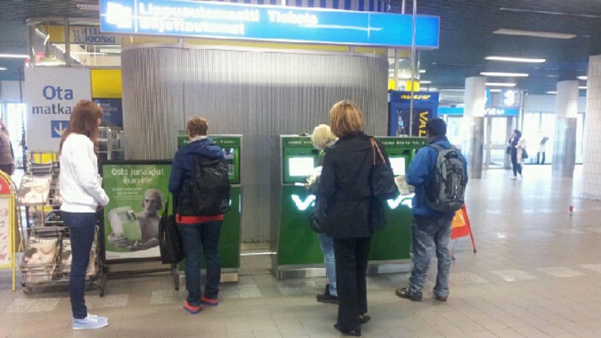 Asiakkaat ostavat matkalippuja VR:n lippuautomaateilla Helsingissä.