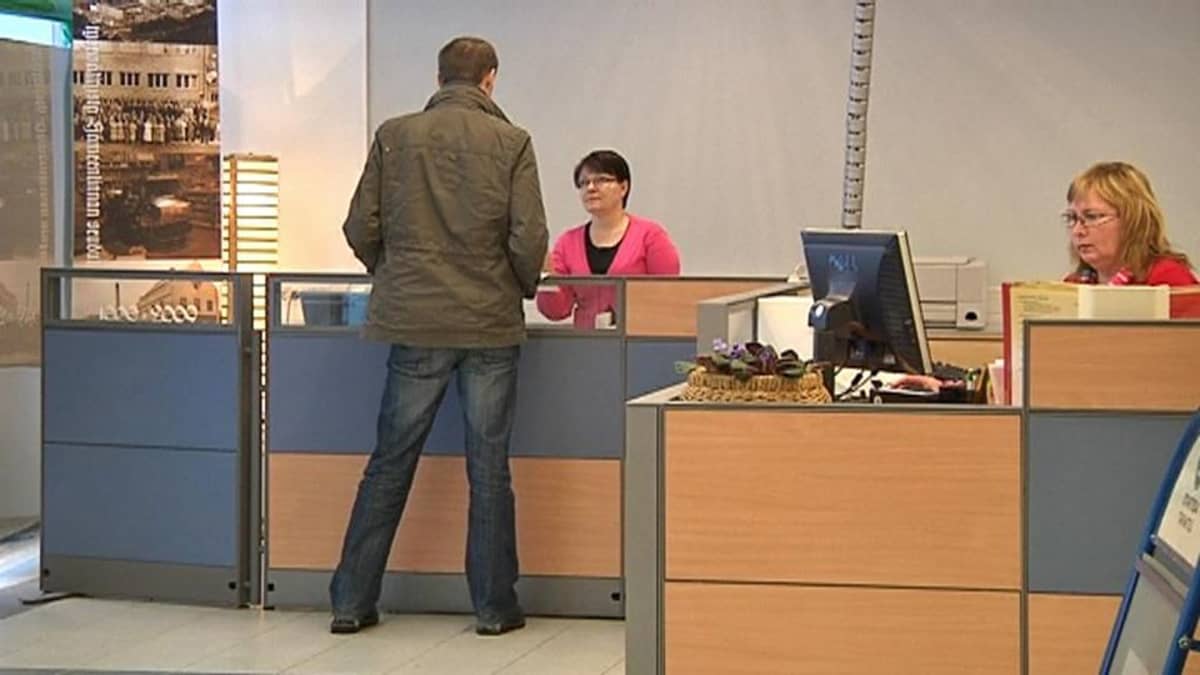 Asiakas työvoimatoimistossa Hämeenlinnassa.