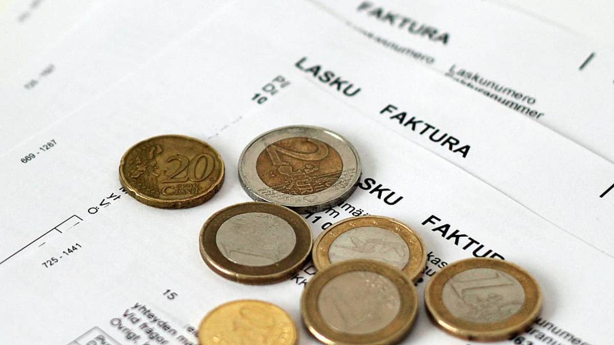 Kuvassa laskuja ja muutamia euroja.