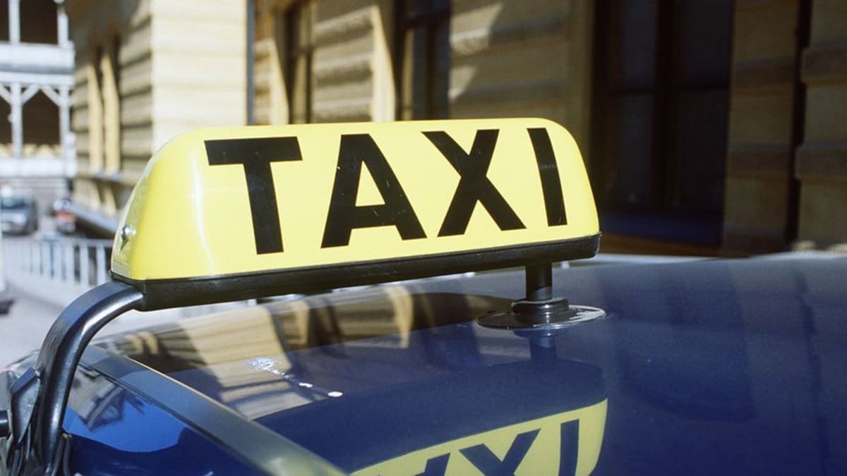 Taksi-merkki taksin katolla.