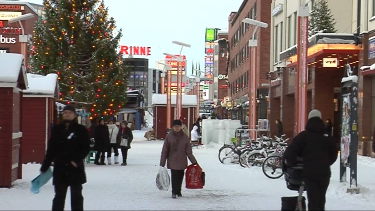 Jouluinen katunäkymä Rovaniemellä.