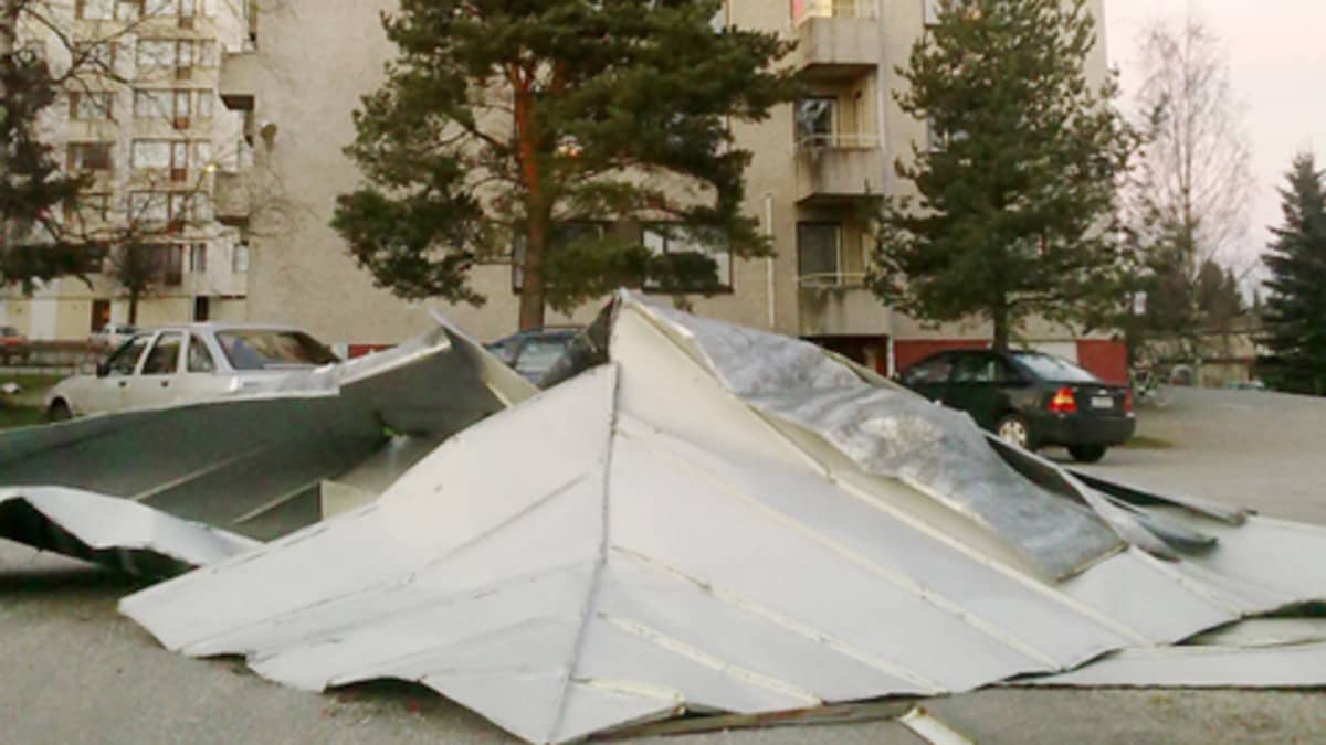 Salossa myrsky irroitti kerrostalon kattopeltejä.