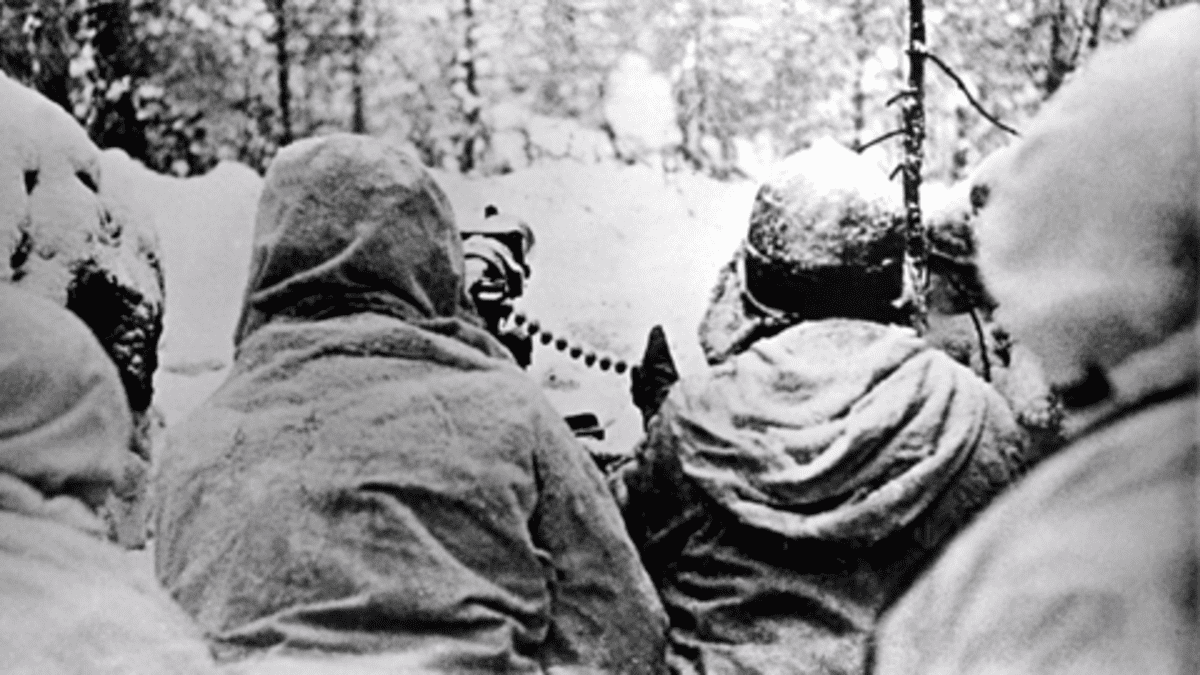 Suomalaisia lumipukuisia sotilaita konekivääriasemassa rintamalla, Laatokan Karjalassa.