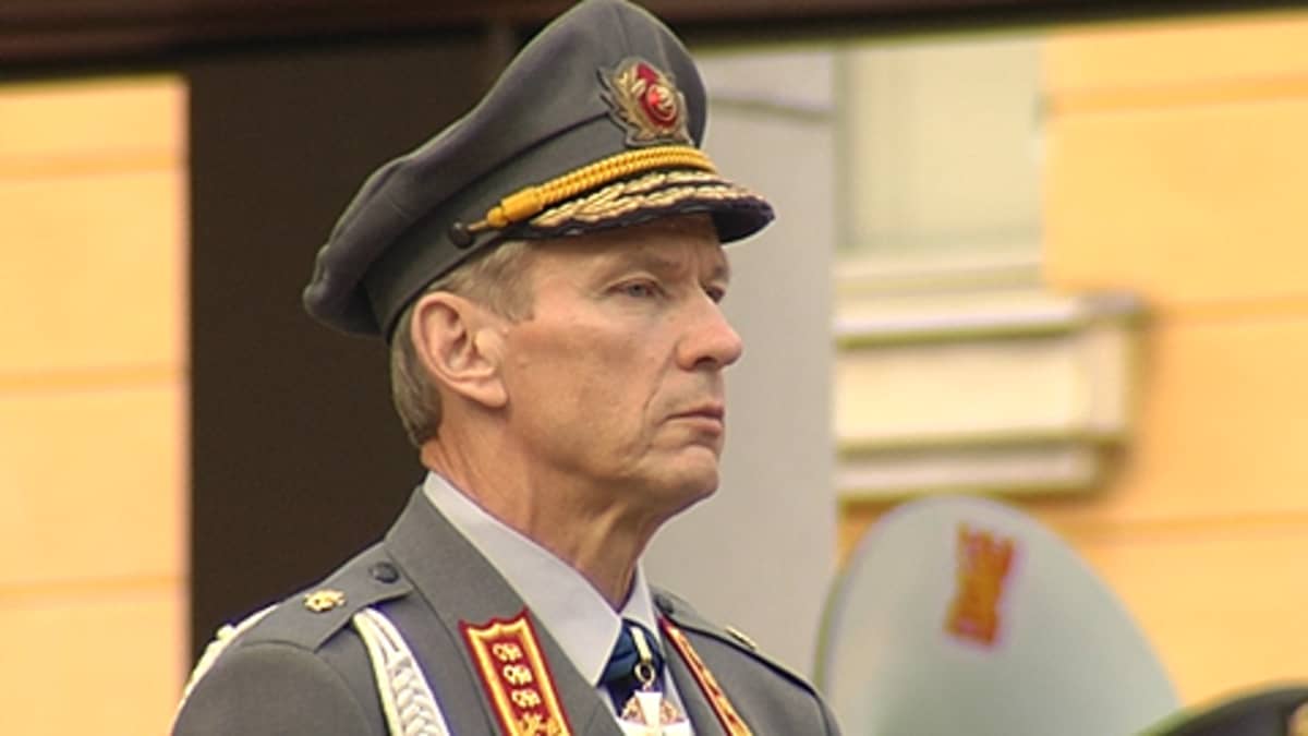 Puolustusvoimain komentaja Ari Puheloinen.