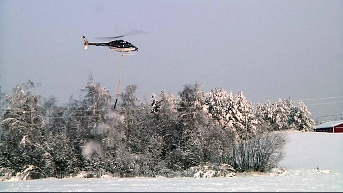 Helikopteri lumenpudotustöissä.