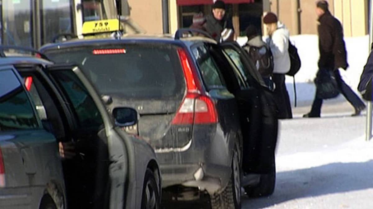 Taksit odottivat asiakkaita ovet auki  Elielin aukiolla Helsingissä helmikuussa