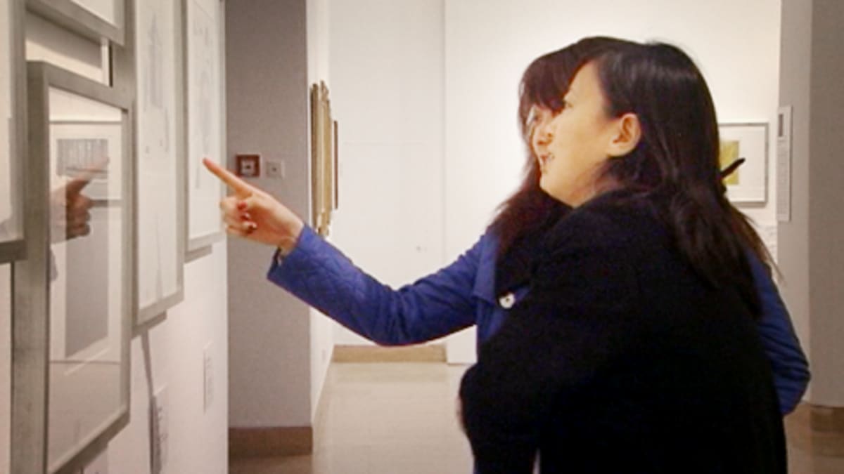 Kiinalaiset naiset katsovat suomalaista taidetta Pekingissä.
