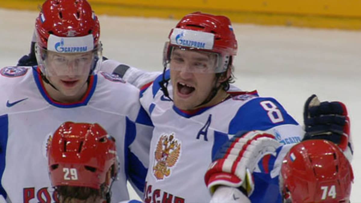 Venäjän pelaajat juhlivat Aleksander Ovetshkinin maalia.