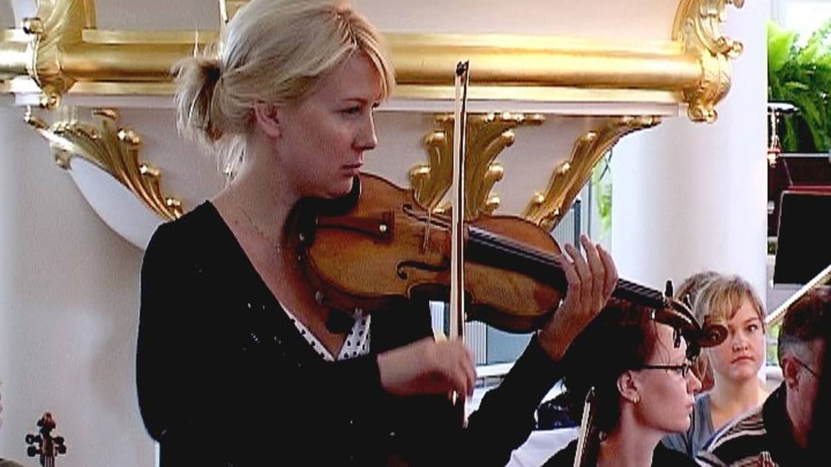 Viulisti Musiikkijuhlilla.