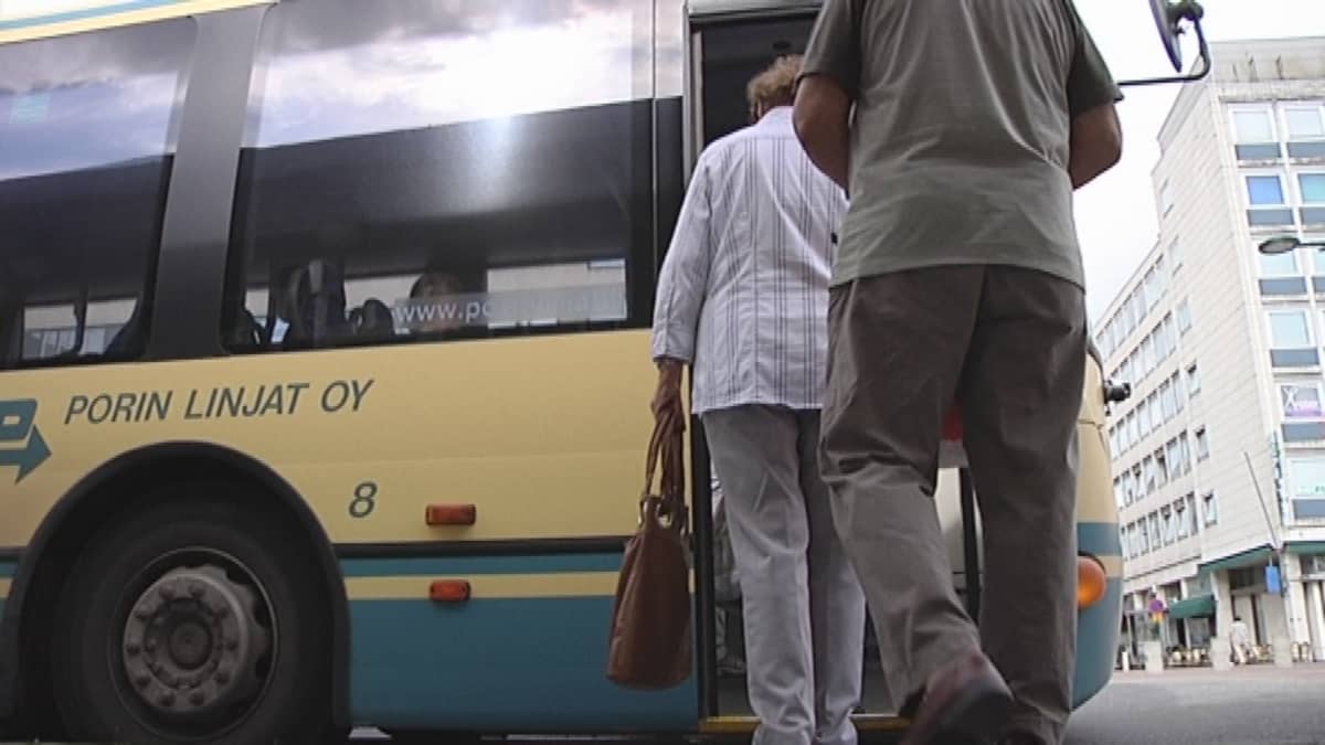 Asiakkaita nousemassa linja-autoon.