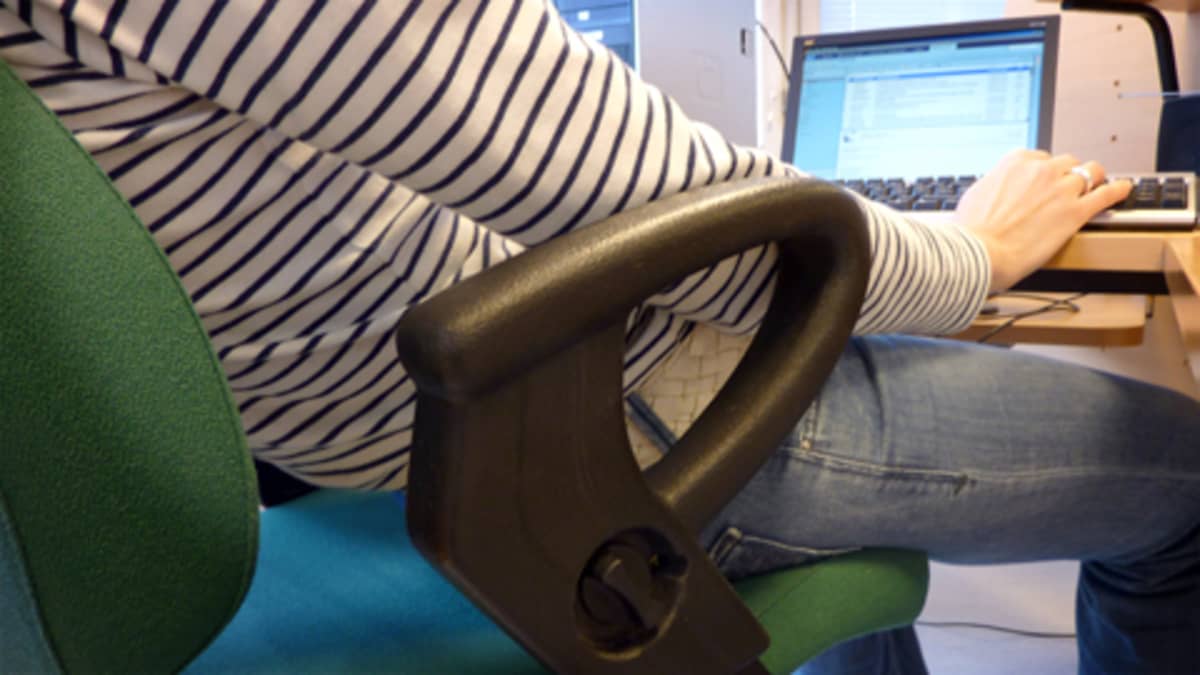 Selkäkipu on taattu, jos työpäivät istuu näin. 