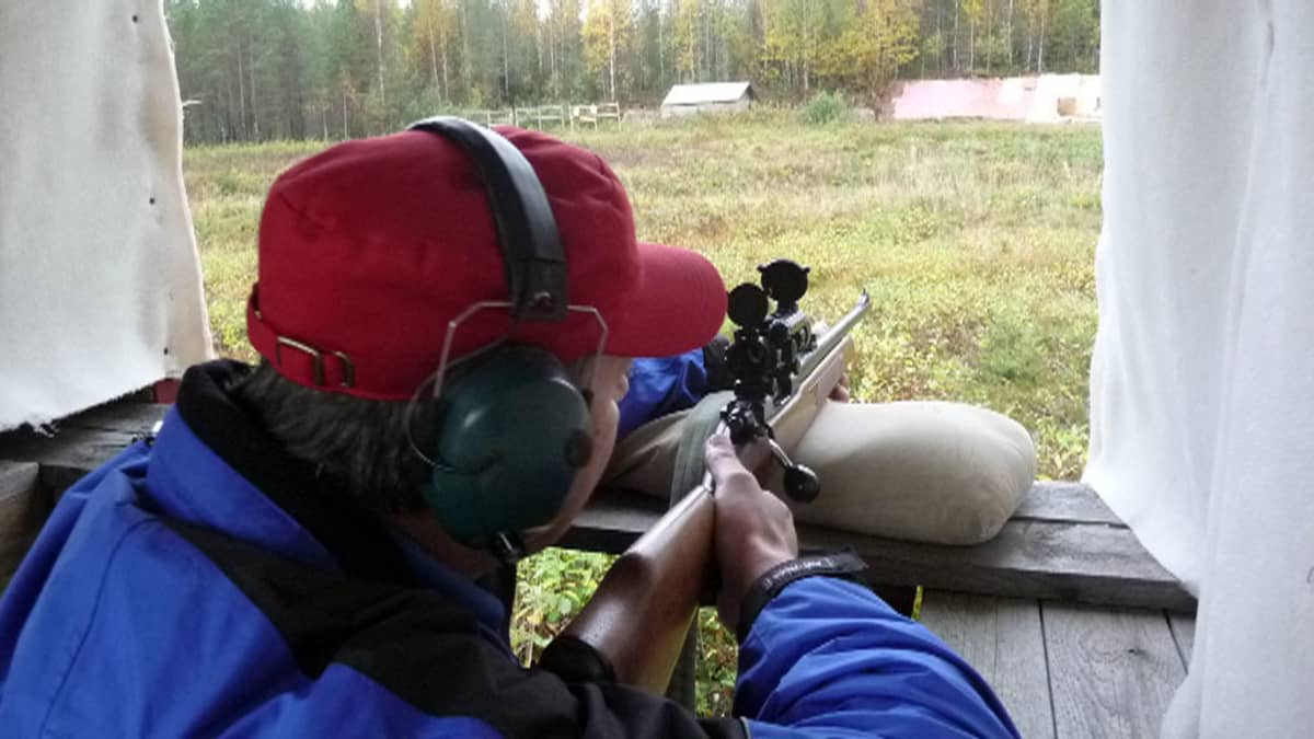 Ylikiimingin Riistanhoitoyhdistyksen puheenjohtja Erkki Perälä kohdisti asettaan Ylikiimingin ampumaradalla ennen jahtikauden alkua.