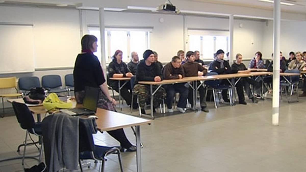Siviilipalveluksessa olevia nuoria miehiä Lapinjärven koulutuskeskuksen luokkahuoneessa.