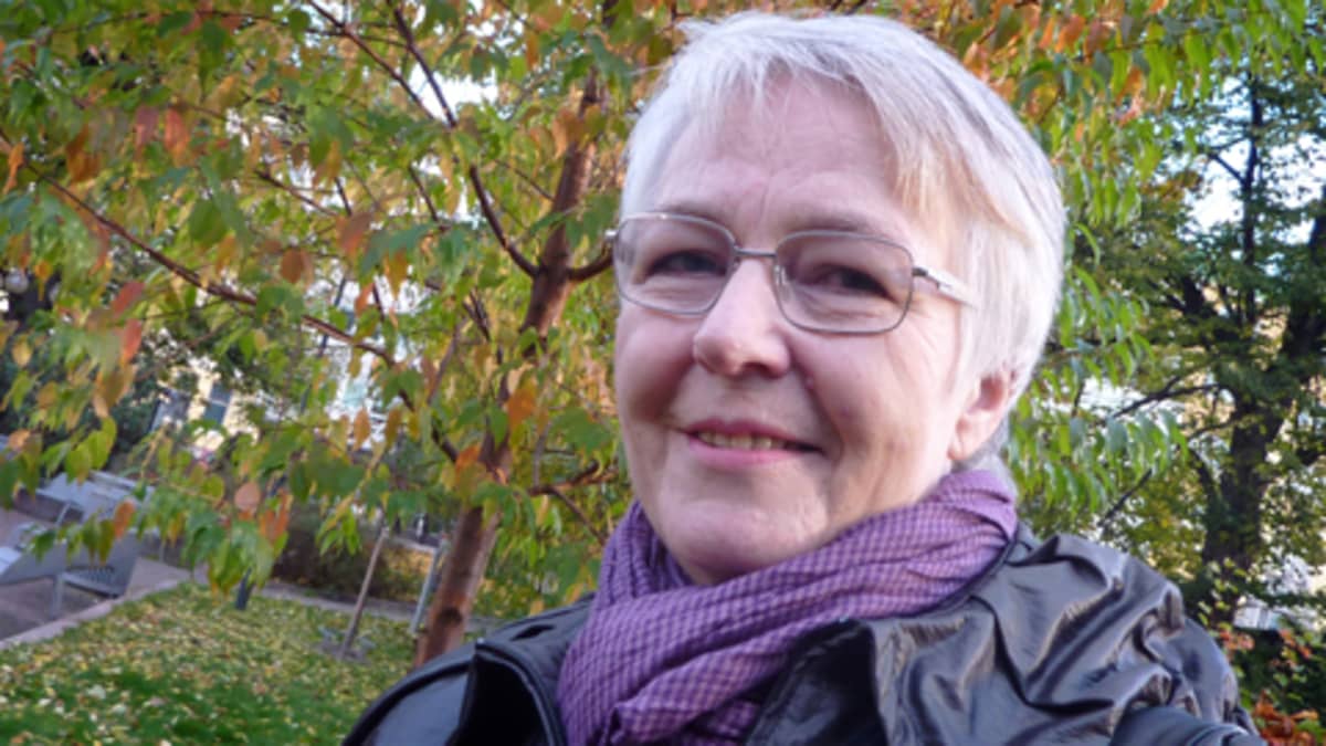 Helena Koskela nauttii eläkepäivistään, mutta myöntää, että takana oleva työelämä nousee välillä ajatuksiin. 