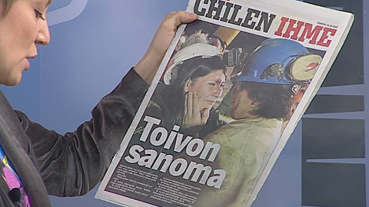 Nainen katsoo sanomalehteä.