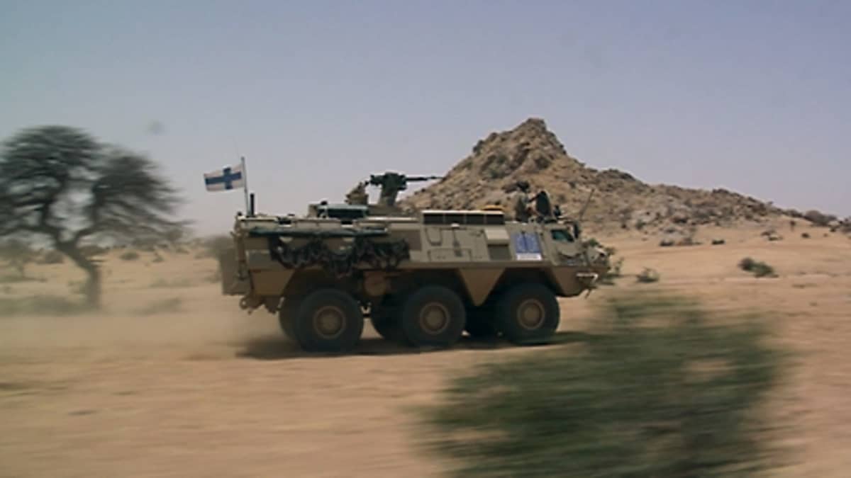Suomalaisten rauhanturvaajien vaunu partioi Tshadissa.