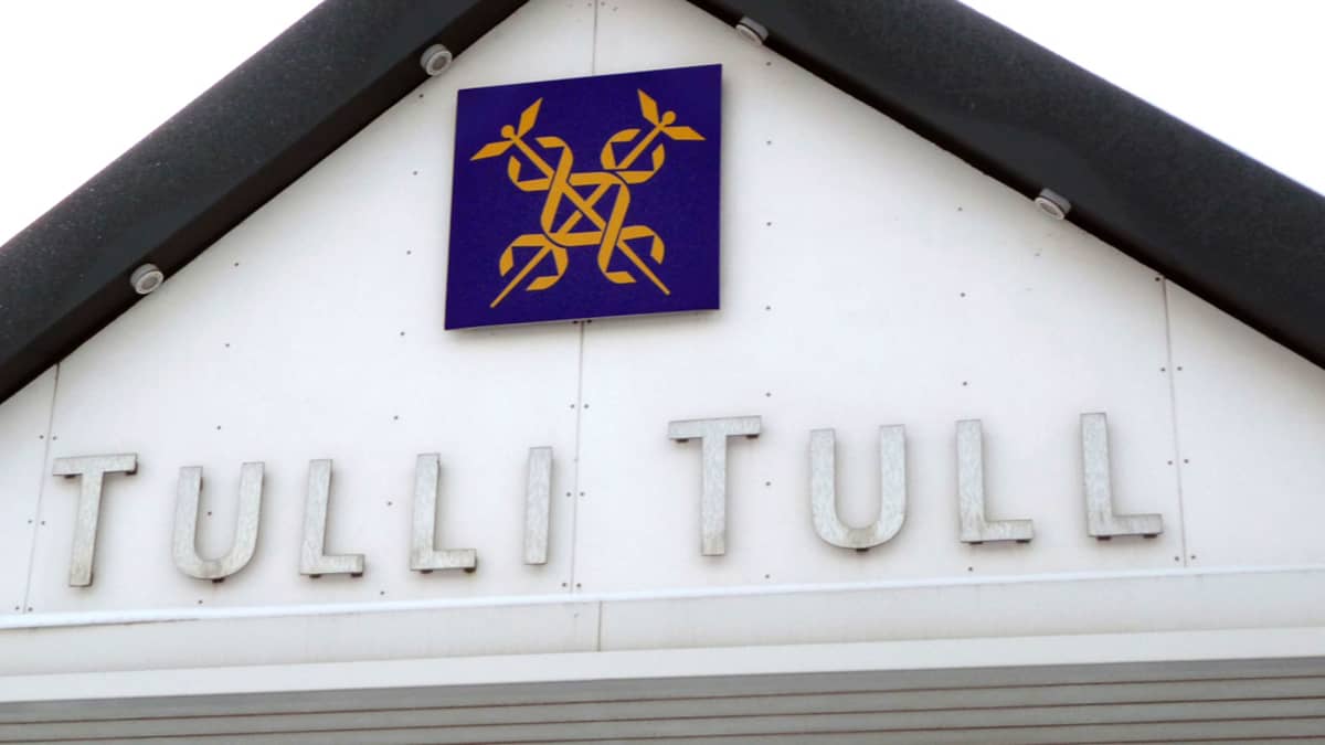 Tullin nimikyltti ja tuotemerkki talon seinässä.
