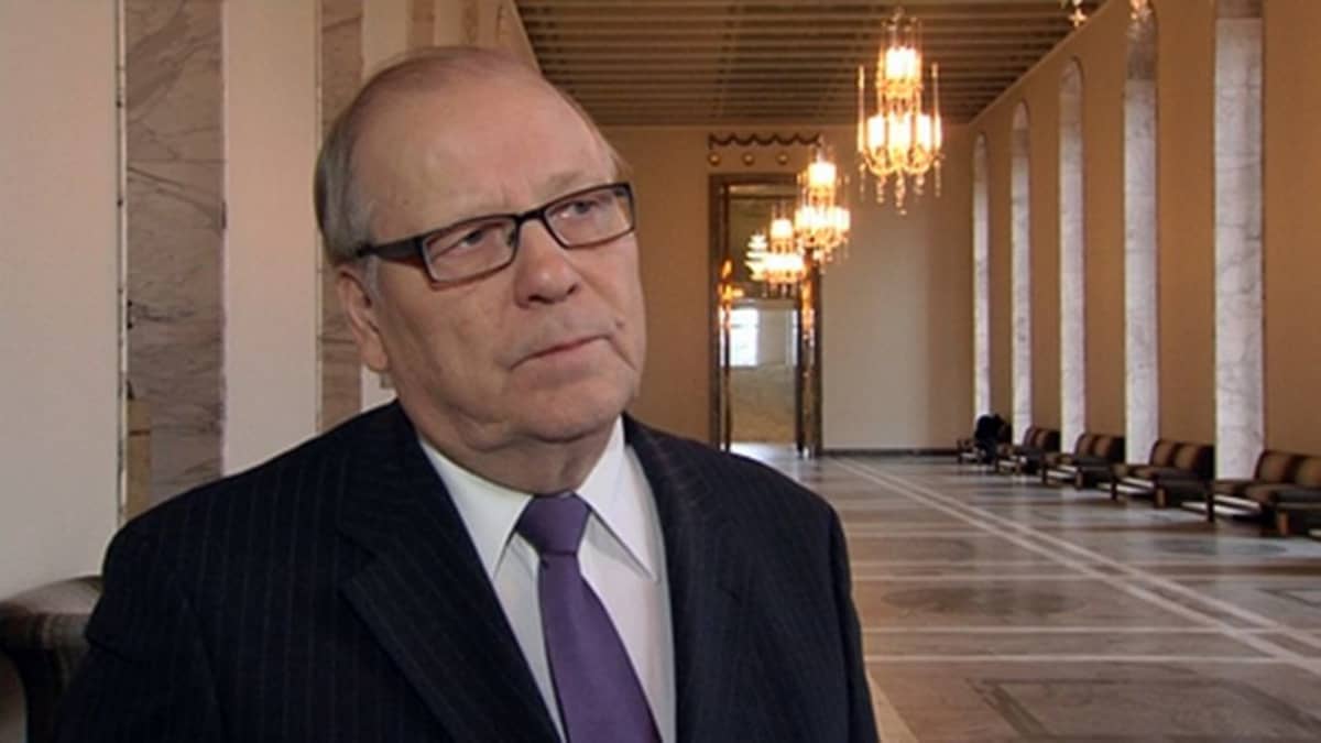 Hannes Manninen, valtiovarainvaliokunnan puheenjohtaja (kesk.).
