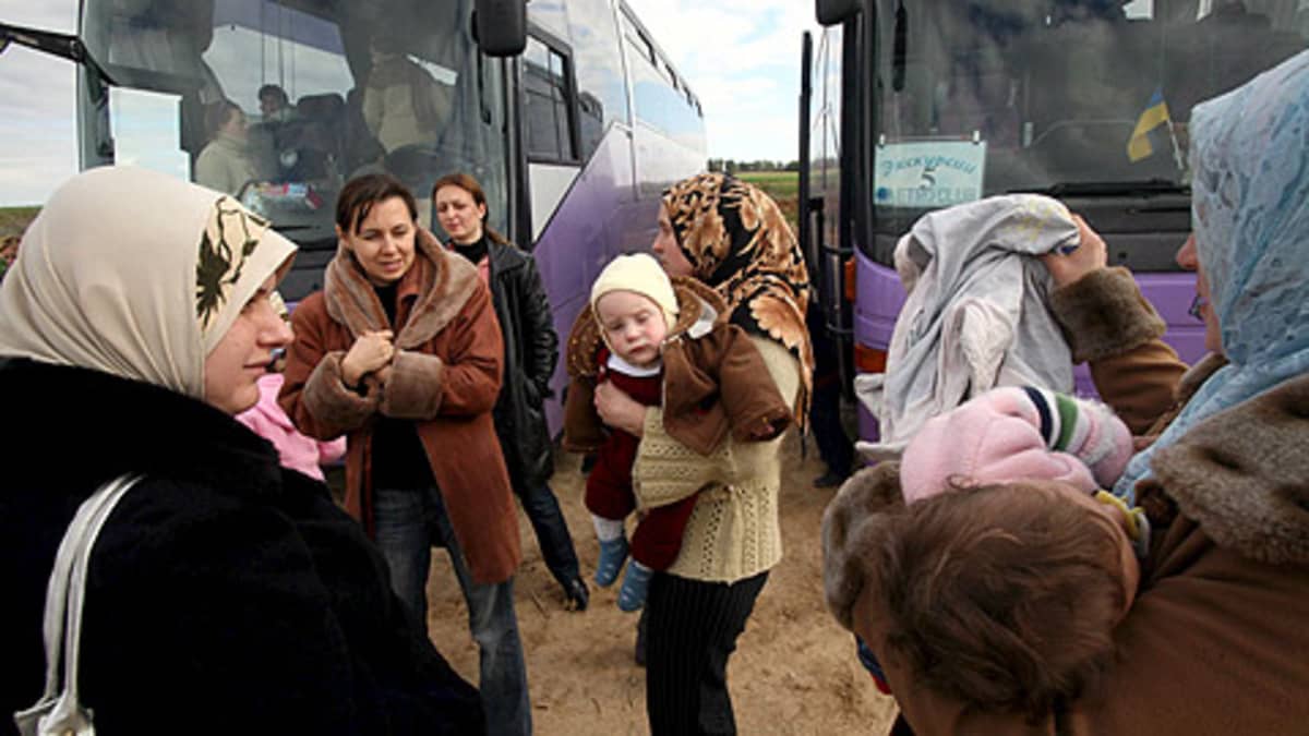 Palestiinalaissiviilit, joilla on kaksoiskansalaisuus, valmistautuvat nousemaan busseihin Erezin raja-asemalla Gazan ja Israelin rajalla 2. tammikuuta.