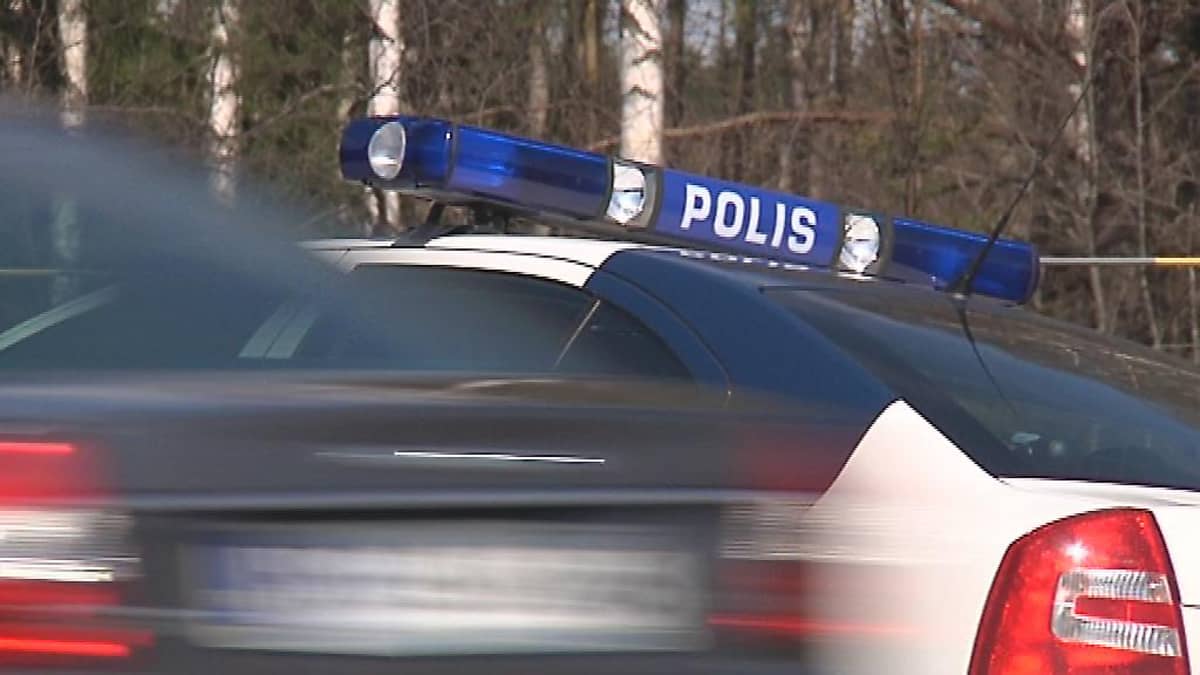 Poliisi valvoo ajonopeuksia.