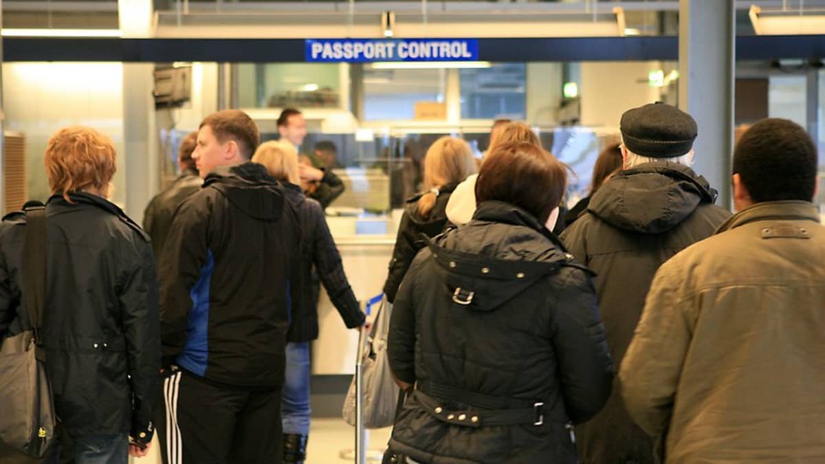 Vaalimaan tulli ja raja-asema, passintarkastus