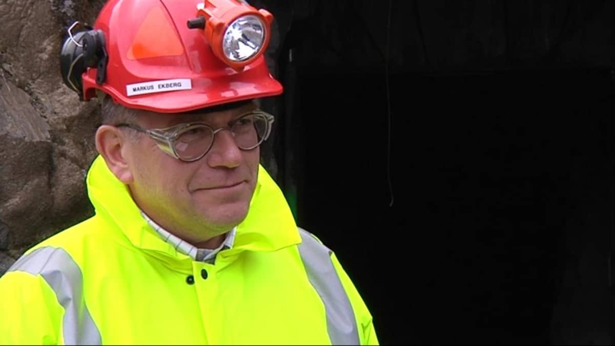Markus Ekberg kypärä päässä Pampalon tunnelin suuaukon edessä.