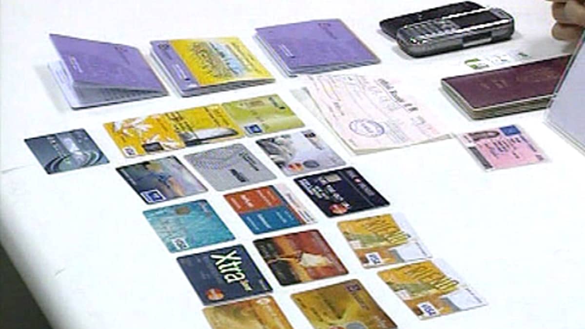 Osa Wincapitan avainhenkilöistä vietti aikaa Thaimaassa. Epäillyltä takavarikoitiin toistakymmentä luottokorttia, passi, henkilöllisyystodistus ja matkapuhelin. Kuva poliisin tiedotustilaisuudesta Pattayalla.