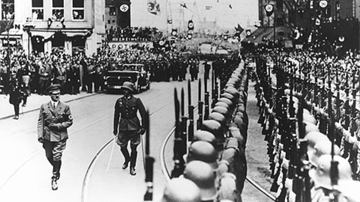 Adolf Hitler tarkastaa kunniakomppanian Kölnissä Reininmaan remilitarisoinnin jälkeisenä aamuna vuonna 1936.