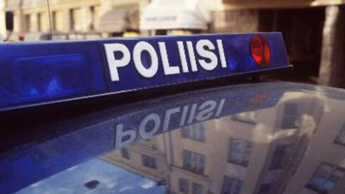 Poliisi-kyltti poliisiauton katolla