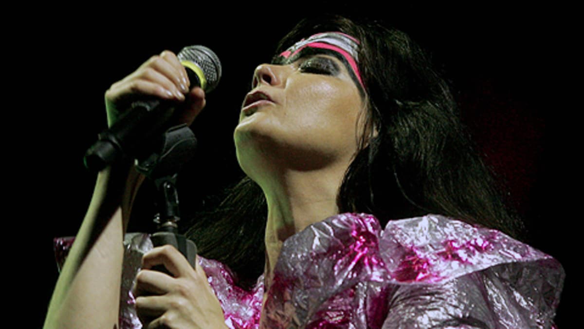 Islantilaismuusikko Björk esiintyy Ateenassa heinäkuussa vuonna 2008.