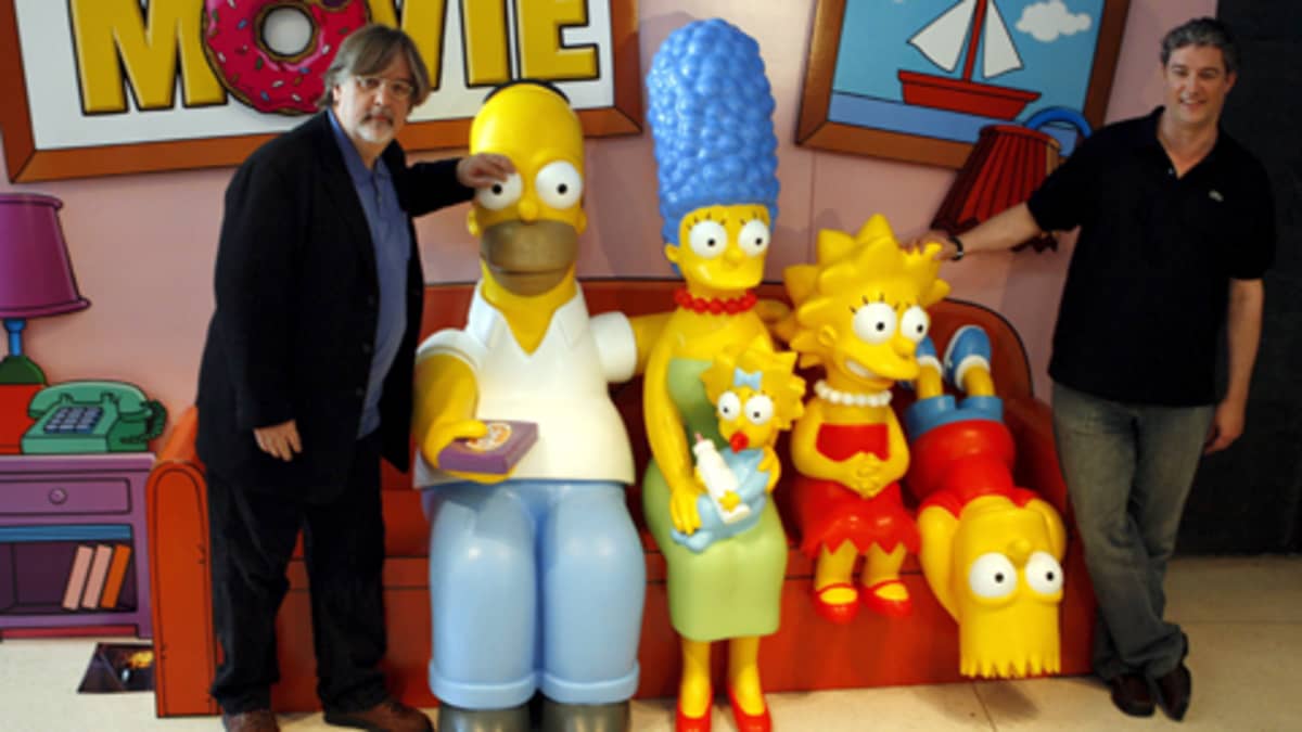 Simpsonien luoja Matt Groening ja tuottaja Al Jean yhdessä sarjan päähahmojen kanssa.