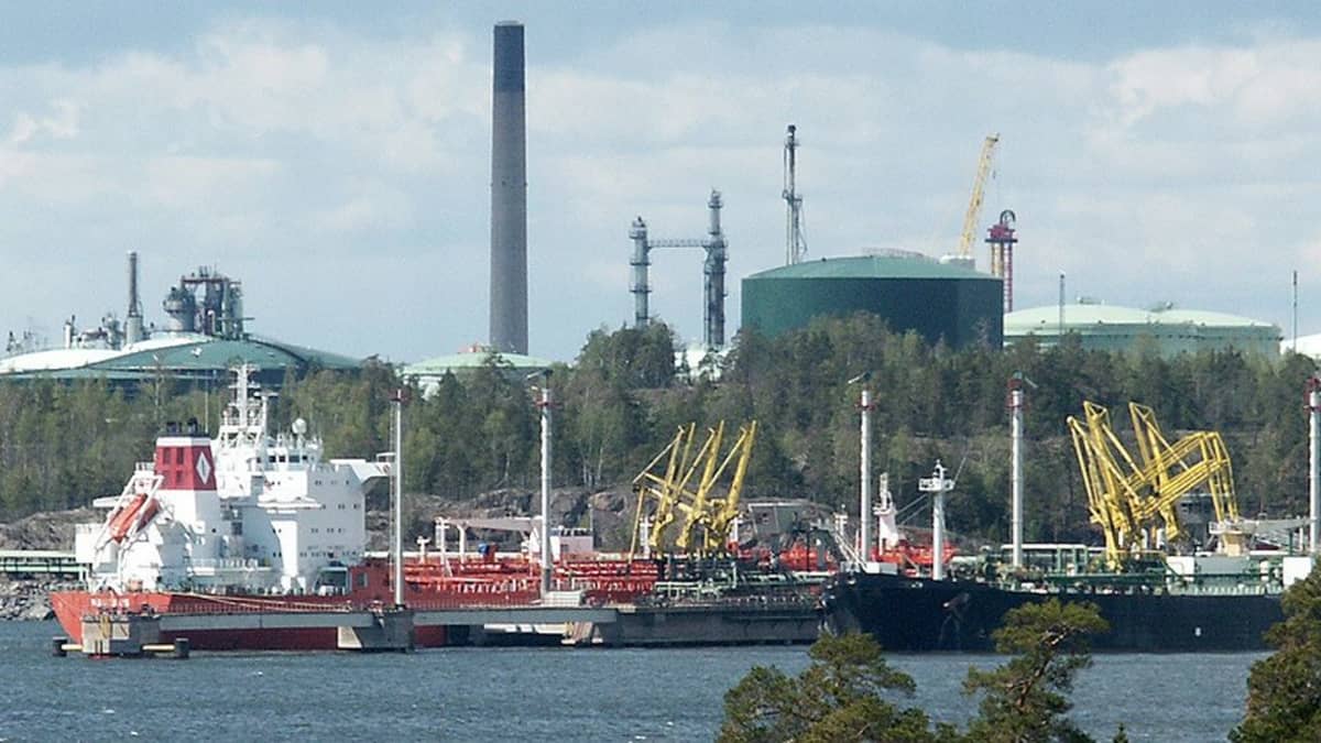 Laivoja Sköldvikin jalostamon laiturissa.