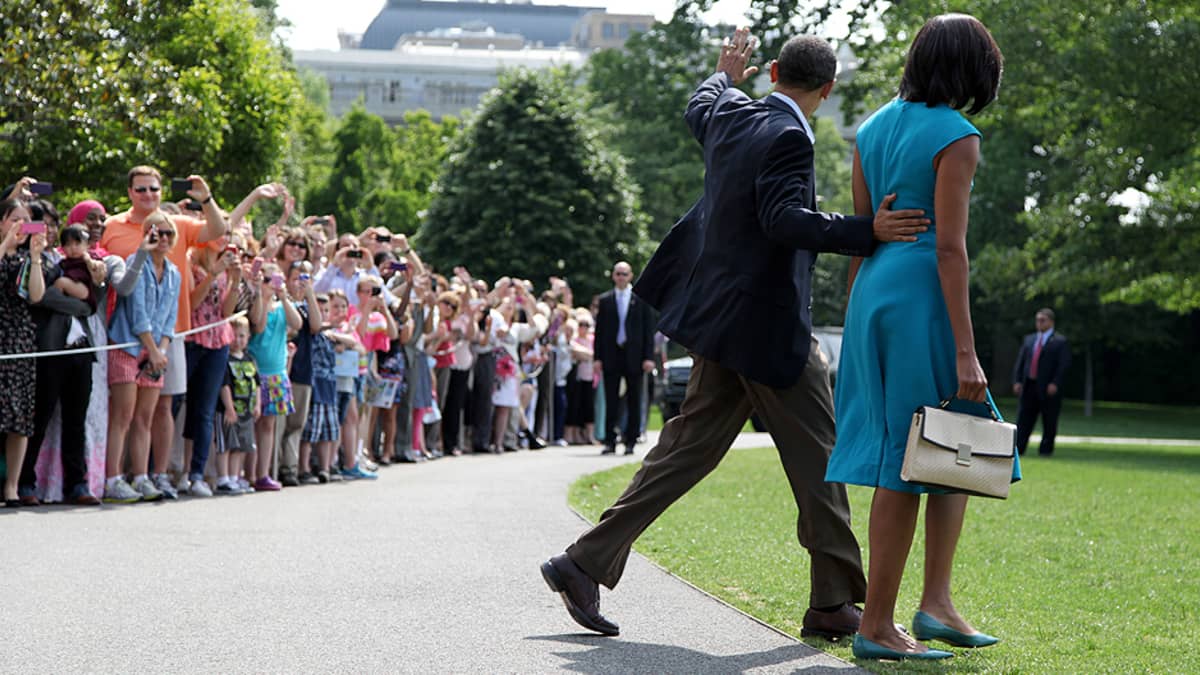 Presidentti Barack Obama ja hänen vaimonsa Michelle lähdössä Valkoisesta talosta 5. toukokuuta vaalikampanjan avaustilaisuuksiin.