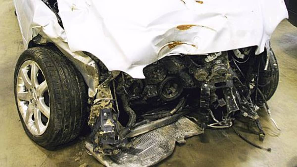Kolarin romuttama valkoinen auto