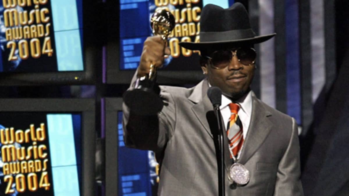 Outkastin toinen puolikas Big Boi World Music Awardsin palkintogaalassa. Hän kohottaa palkintopystiään.