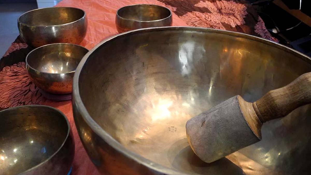 Erikokoisia metallikulhoja pöydällä.