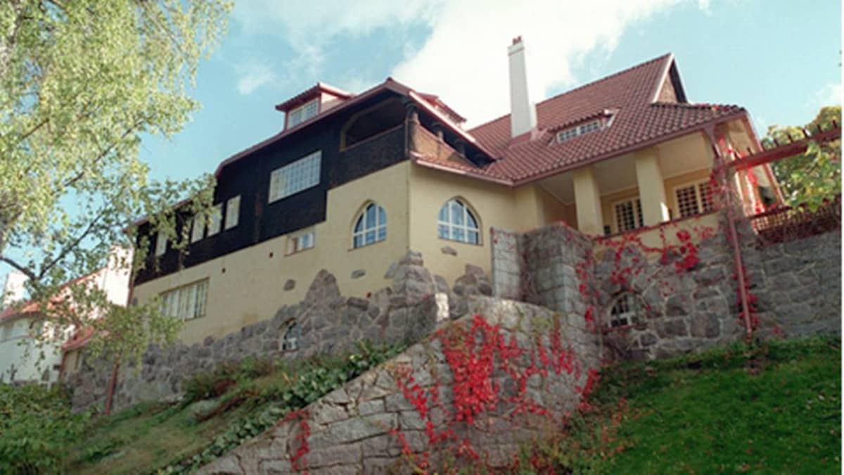 Arkkitehdit Eliel Saarinen, Herman Gesellius ja Armas Lindgren rakennuttivat Kirkkonummen Hvitträskiin erämaa-ateljeen vuosina 1902-1903.