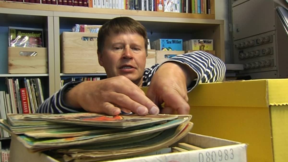 Juha Aarnisalo pitää Kulkukatin poika -nimistä sarjakuvadivaria Helsingissä.