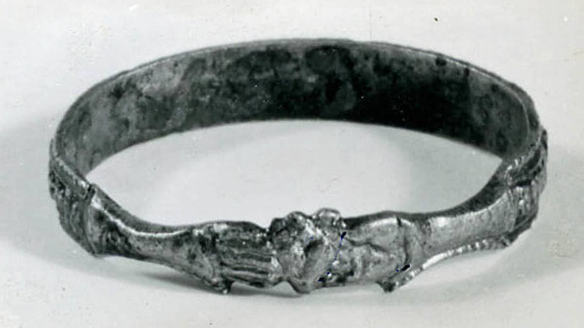 Hämeen Linnasta varastettu kullattu 1400-luvulta peräisin oleva ”Ystävyys-sormus”, jossa kaksi kättä pitää sydäntä. 