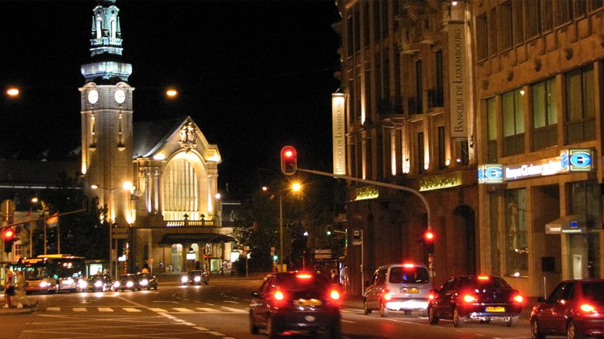 Luxemburgin keskusrautatieasema illalla.