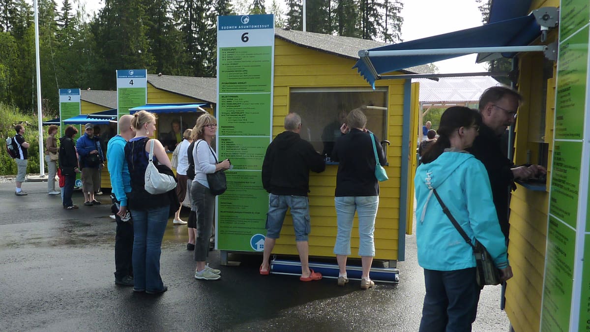 Asuntomessujen yleisöä ostamassa lippuja myyntikojuilta