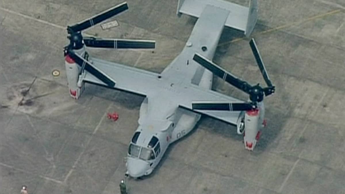 Yksi kahdestatoista Osprey-lentokoneesta ylhäältä kuvattuna.