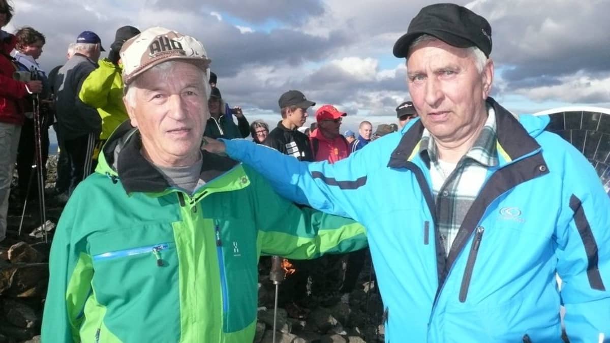 Muoniolaiset Jouni Yliniemi (vas.) ja Heimo Pitikäinen olivat 60 vuotta sitten paikalla olympiatulen syttyessä Taivaskeron laella.