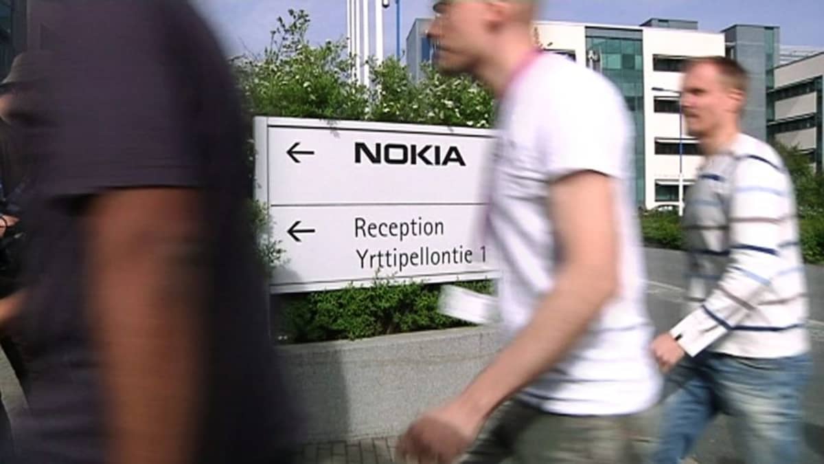Nokian työntekijöitä menossa infoon.