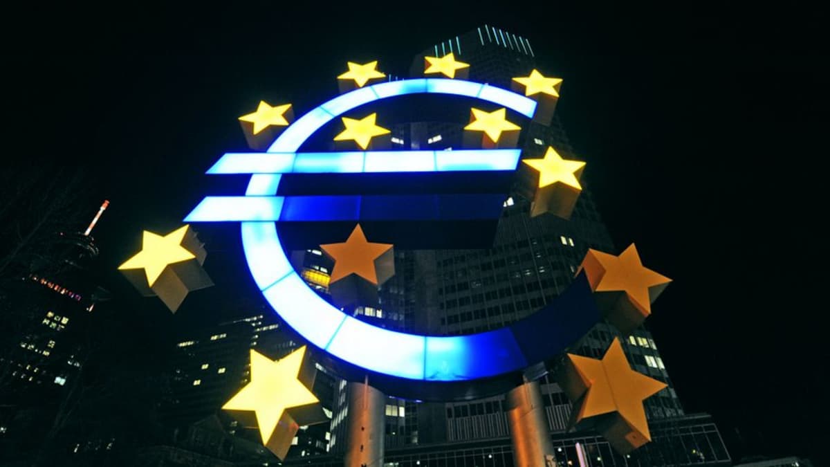 Kolme tähteä on sammunut EKP:n pääkonttorin edessä sijaitsevasta euro-valotaulusta Frankfurt am Mainissa.