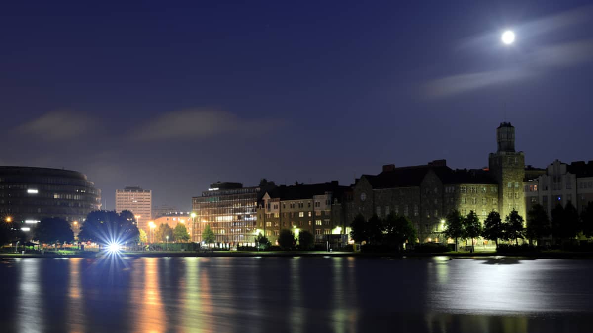 Kuu paistaa Helsingin Siltasaaren yllä.