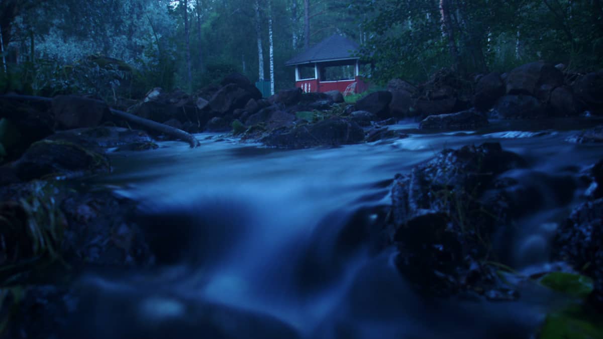 Virtapaikka purossa hämärässä.